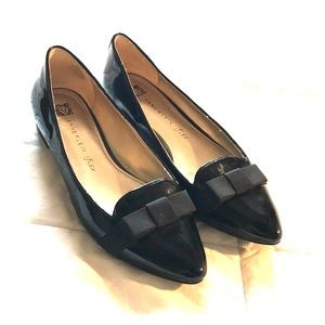 Incline patent leather flats